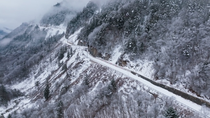 美丽冬季雪景山路航拍公路旅行
