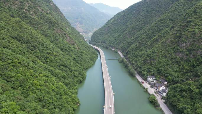 航拍中国最美水上公路湖北新山 (2)