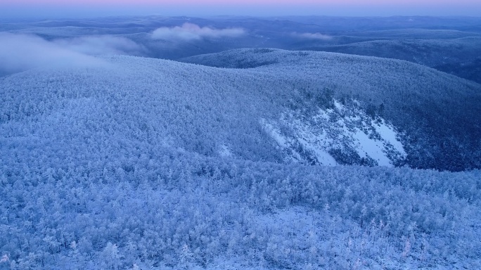 航拍大兴安岭雪色山林冷空气