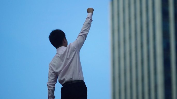 握紧拳头举起手臂加油的男人背影-升格镜头