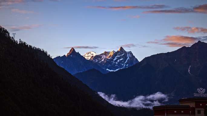 8k西藏雪山日照金山日出云海光影延时摄影