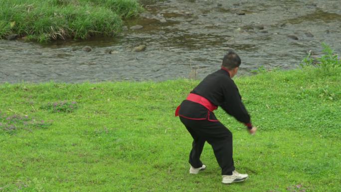 浙江绍兴诸暨非遗赵家拳棒河边展示演练棍棒