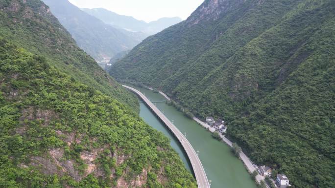 航拍中国最美水上公路湖北新山 (3)