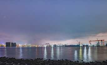 大连城市造船厂临海船舶重工工业夜景延时视频素材