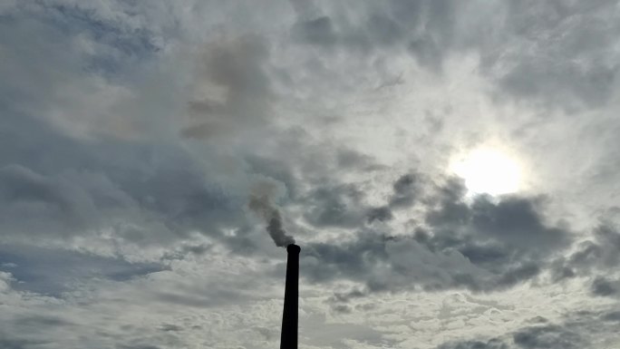 冒烟烟囱冒烟雾工厂正在生产高高的烟囱
