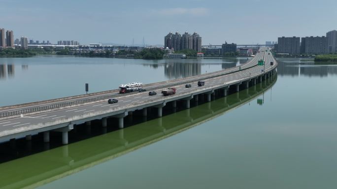 华为问界M7行驶在武汉蔡甸区后官湖特大桥