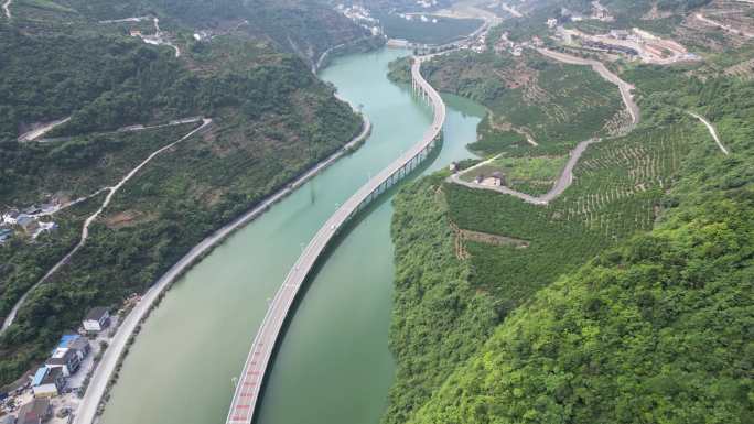 航拍中国最美水上公路湖北新山 (5)