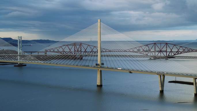 苏格兰东海岸爱丁堡昆斯费里大桥白色