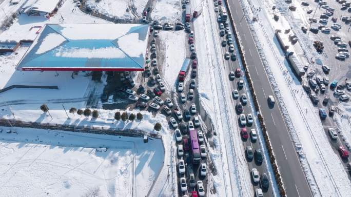 雅西高速大雪塞车交通拥堵瘫痪