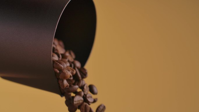 拉花缸咖啡豆落下咖啡豆倒入慢动作升格广告