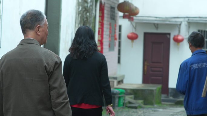 江南浙江农村老人背长木凳走在老街上实拍