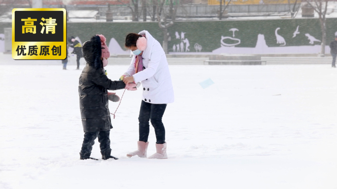 母女在雪地里玩耍 打雪仗冬季雪天