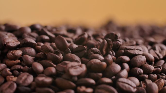 咖啡豆落下咖啡豆倒入慢动作升格广告