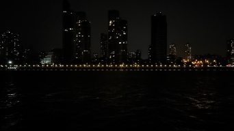 夜晚波光粼粼的水面视频素材