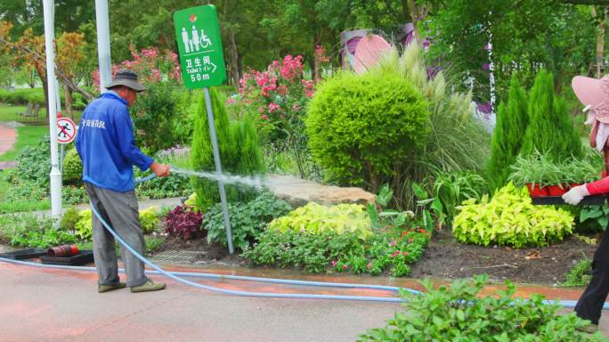 4K升格实拍公园工人洒水灌溉花草洒水