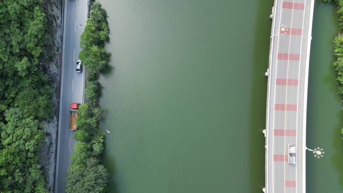 航拍中国最美水上公路湖北新山 (1)
