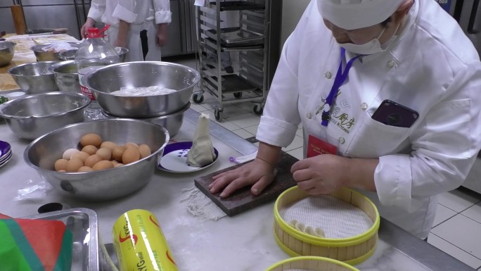 酒店厨师制作莜面栲栳栳实拍视频素材