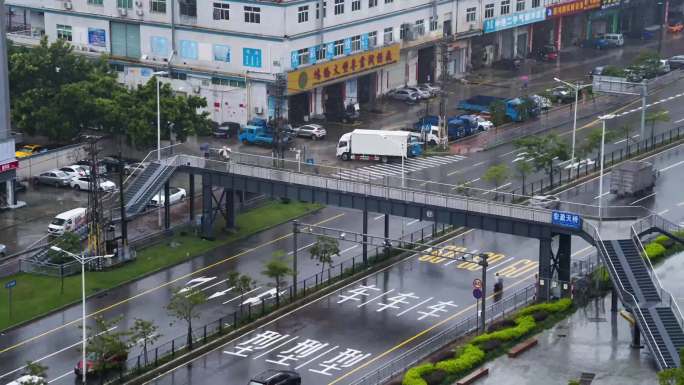 暴雨天气城市天桥下的车流延时