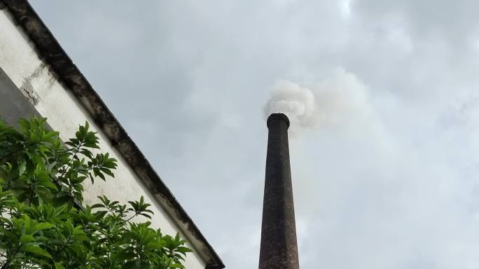 冒烟囱烟冒烟雾工厂烟囱高高的烟囱烟雾缭绕