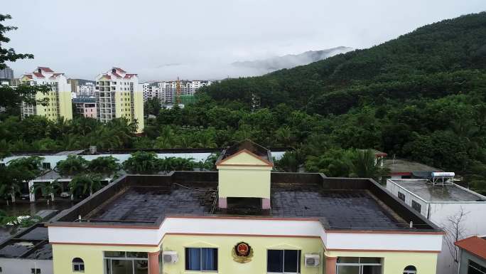 航拍五指山市区 消防队 云雾