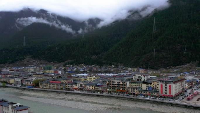 4K西藏林芝市波密县城与帕隆藏布河航拍