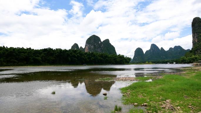 桂林山水漓江边上