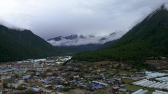 4K西藏林芝市波密县城航拍素材视频素材