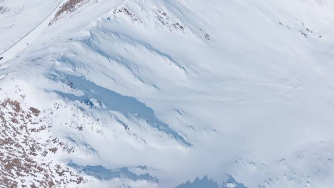 俯拍冬季夹金山冬季白雪