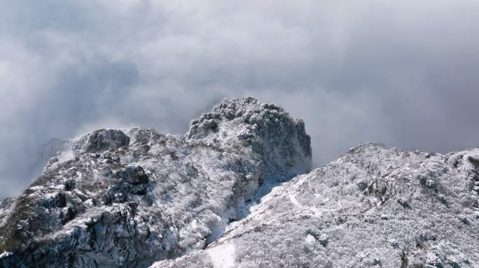 峨眉山峭壁航拍雪景