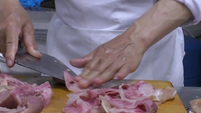 酒店厨师切猪头肉切菜实拍视频素材