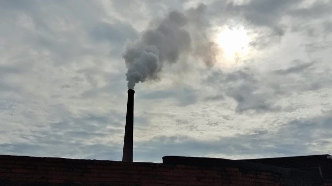 冒烟囱烟冒烟雾工厂烟囱高高的烟囱烟雾缭绕