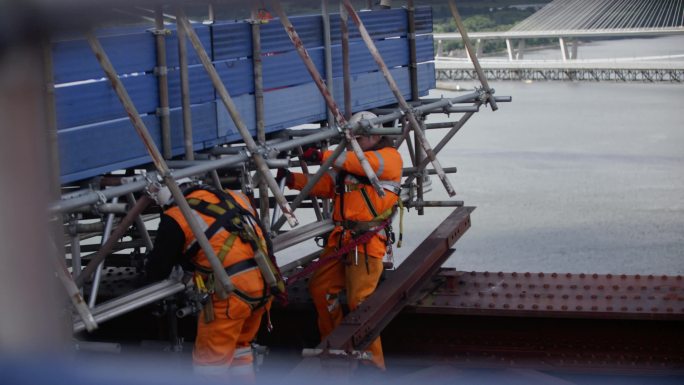 苏格兰东海岸福斯铁路桥工人维修