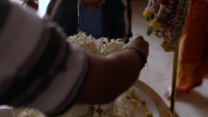 印度加尔各答市纳亚湿婆神庙祈祷净化仪式