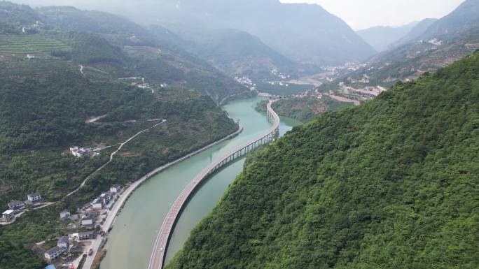 航拍中国最美水上公路湖北新山 (4)