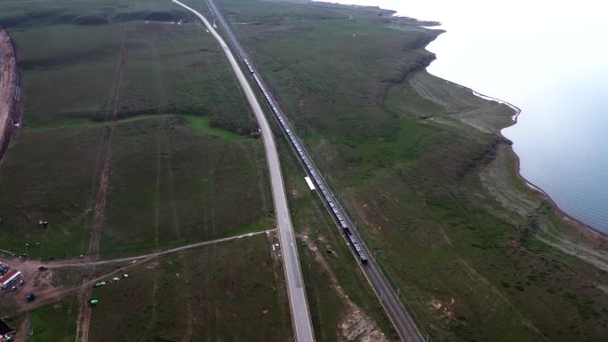 青海湖边的青藏铁路火车