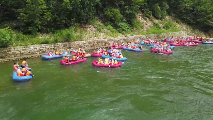 航拍夏季山谷漂流戏水