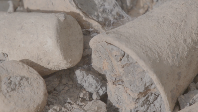 石家河古城遗址发掘坑陶器