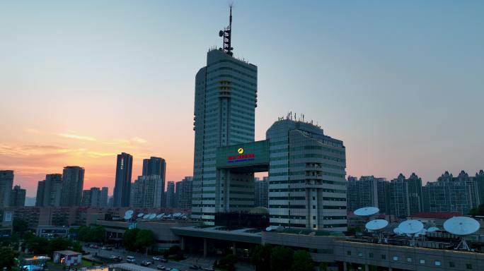 5K航拍夕阳下的湖南电视台大楼
