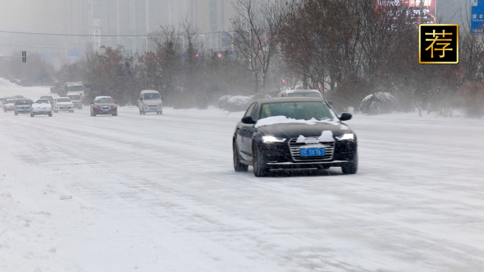 雪天街道下雪天开车除雪车北方冬天马路驾驶