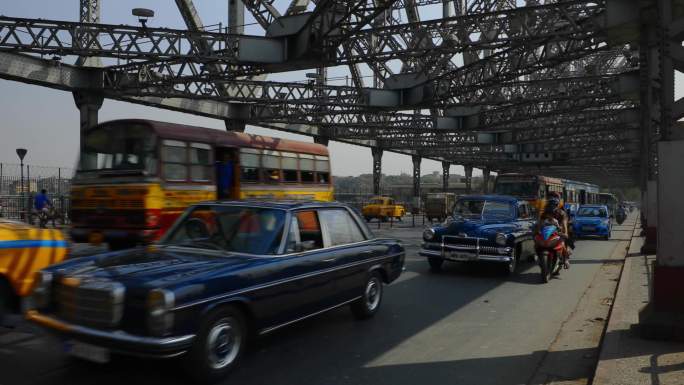 印度加尔各答市豪拉大桥交通公路摩托车