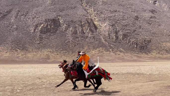 西藏康巴汉子骑马赛马