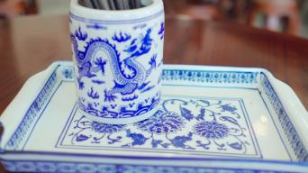 青花瓷托盘和筷子桶视频素材