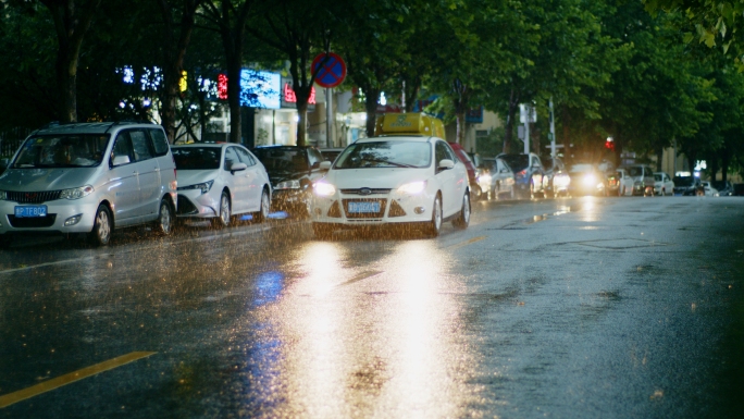 【原创4K】下雨街上的车辆和行人