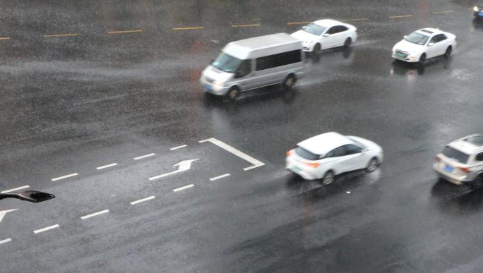 城市暴雨马路车流