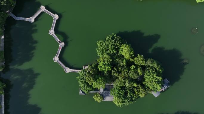 正上方俯瞰桂林榕湖的北斗七星桥和湖心岛
