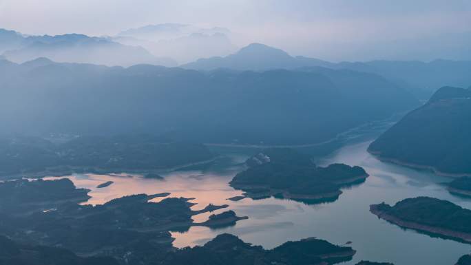 黄昏时分的山峰湖泊