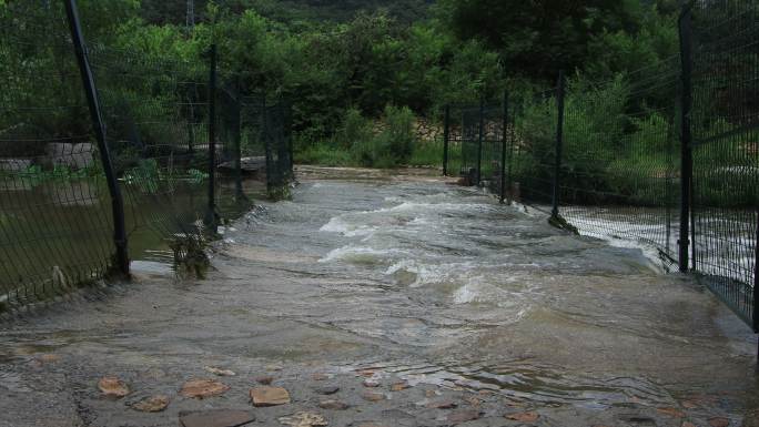 威海里口山暴雨过后的漫水桥路