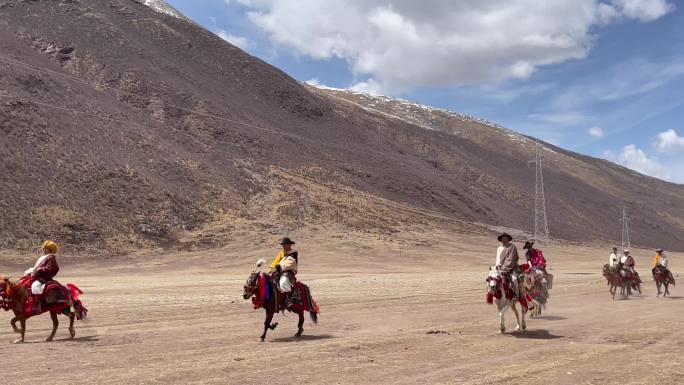西藏康巴汉子骑马赛马