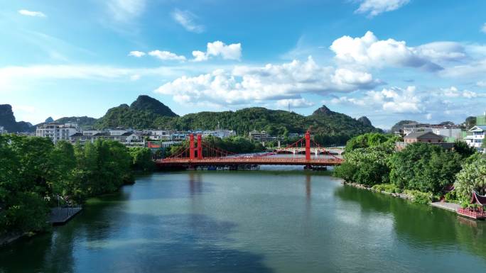 蓝天白云阳光下桂林桂湖上的桥