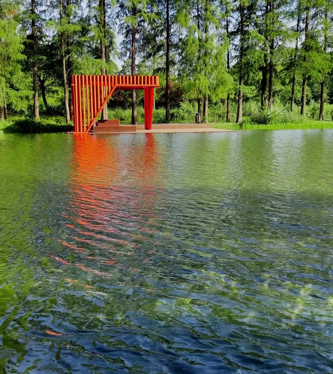 池塘边红色亭子竖版